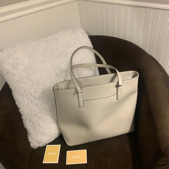 MK large tote like new - Picture 2 of 4